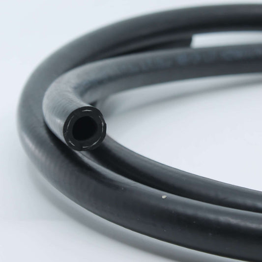 Manguera flexible de caucho negro para circuito de gasóleo de 8 mm de diámetro interior, disponible a la venta por metros lineales.
