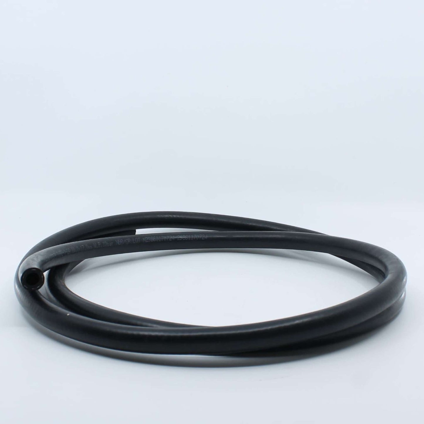 Manguera flexible de caucho negro para circuito de gasóleo de 8 mm de diámetro interior, disponible a la venta por metros lineales.
