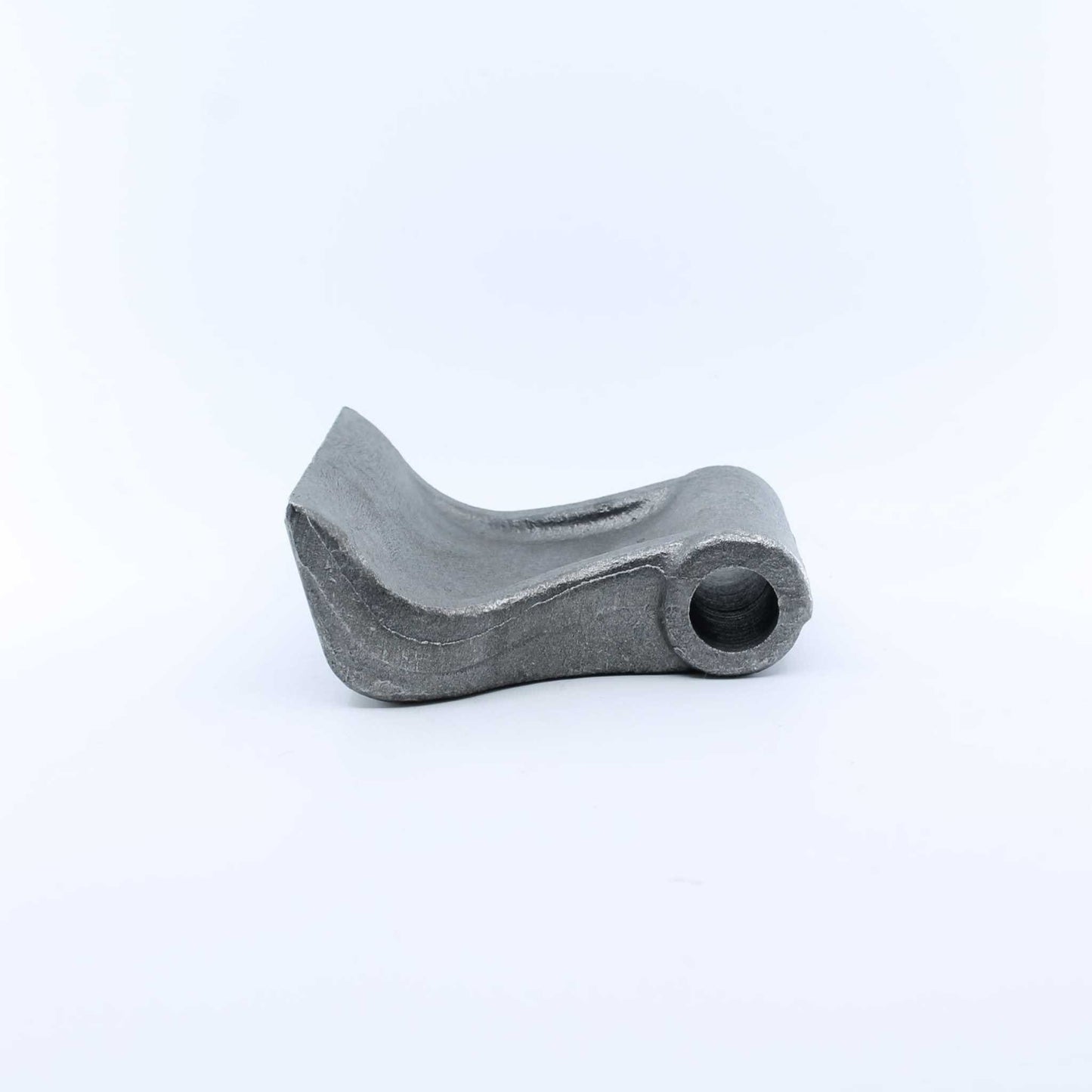 Martillo AN205 con medidas 83x125 mm y agujero de 20,5 mm compatible con varios modelos de desbrozadoras Serrat. Recambio reforzado de alta resistencia.