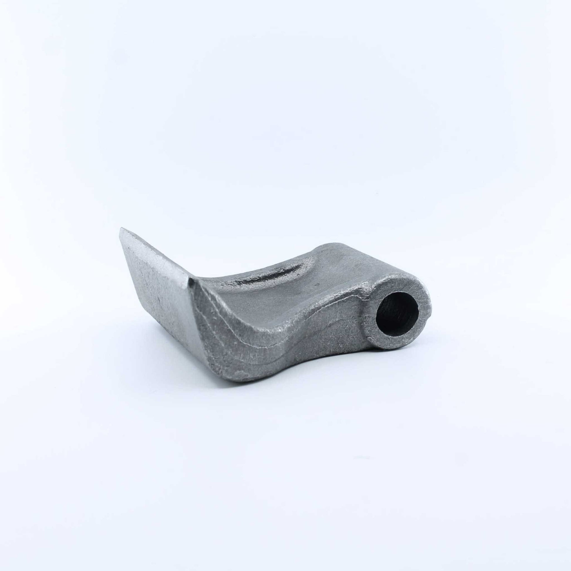 Martillo AN205 con medidas 83x125 mm y agujero de 20,5 mm compatible con varios modelos de desbrozadoras Serrat. Recambio reforzado de alta resistencia.