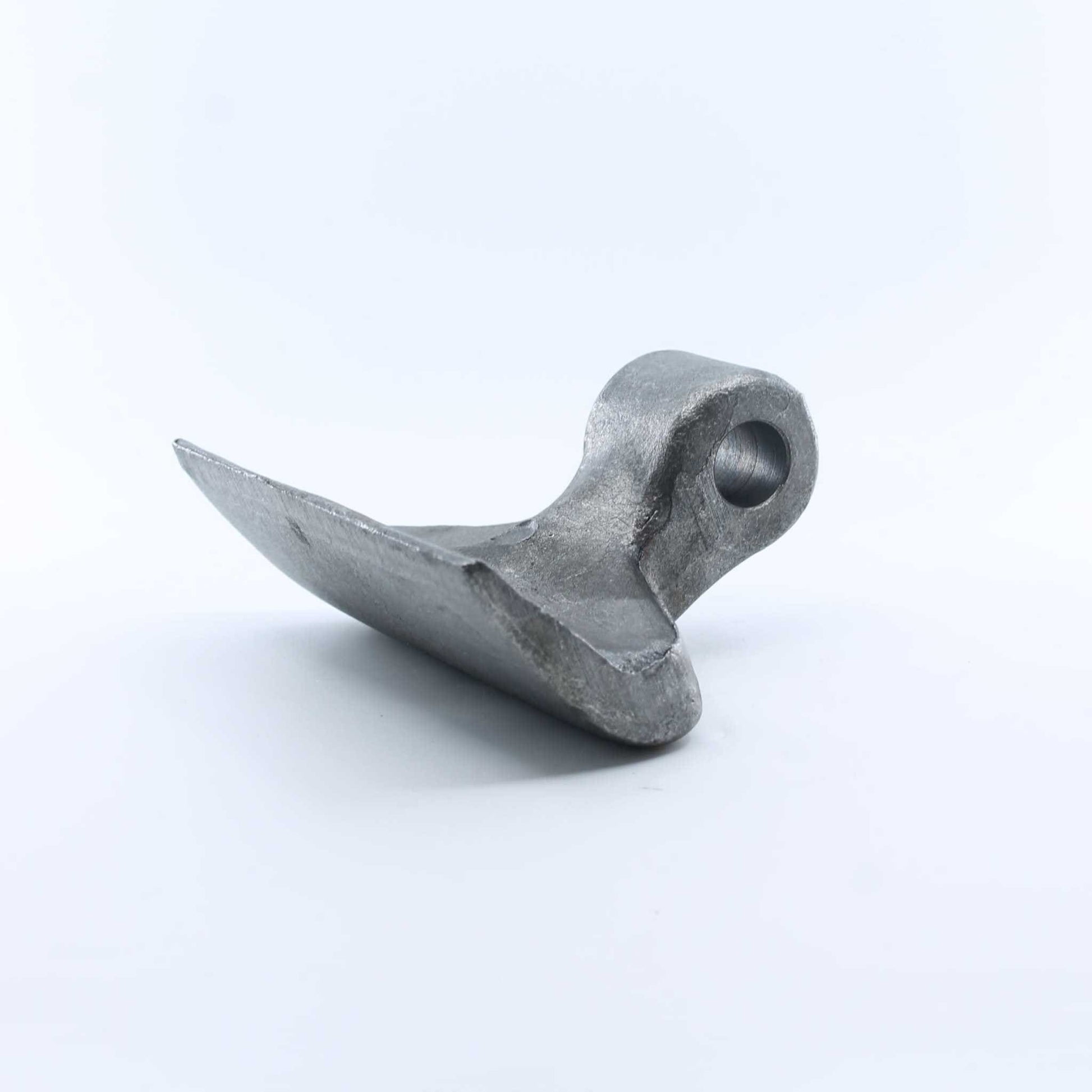 Martillo M50 para desbrozadora con medidas 40x137 mm y agujero de 18,5mm. Modelo universal. Recambio reforzado de alta resistencia.