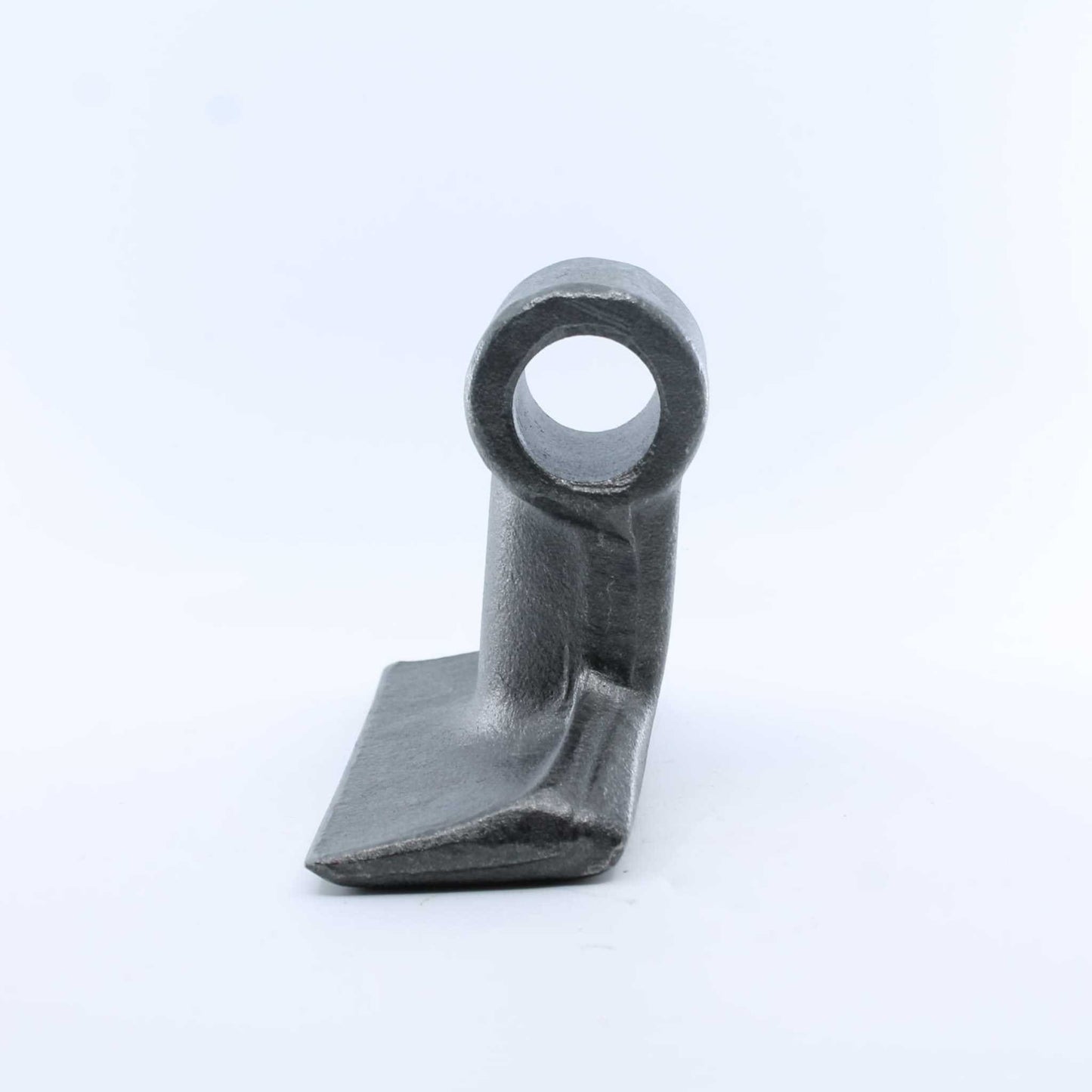 Martillo M74 con medidas 60x151 mm y agujero de 28,5 mm compatible con desbrozadoras Cancela. Recambio forestal de alta resistencia.