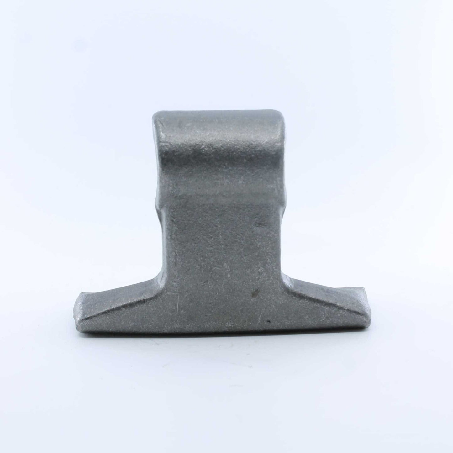 Martillo M74 con medidas 60x151 mm y agujero de 28,5 mm compatible con desbrozadoras Cancela. Recambio forestal de alta resistencia.