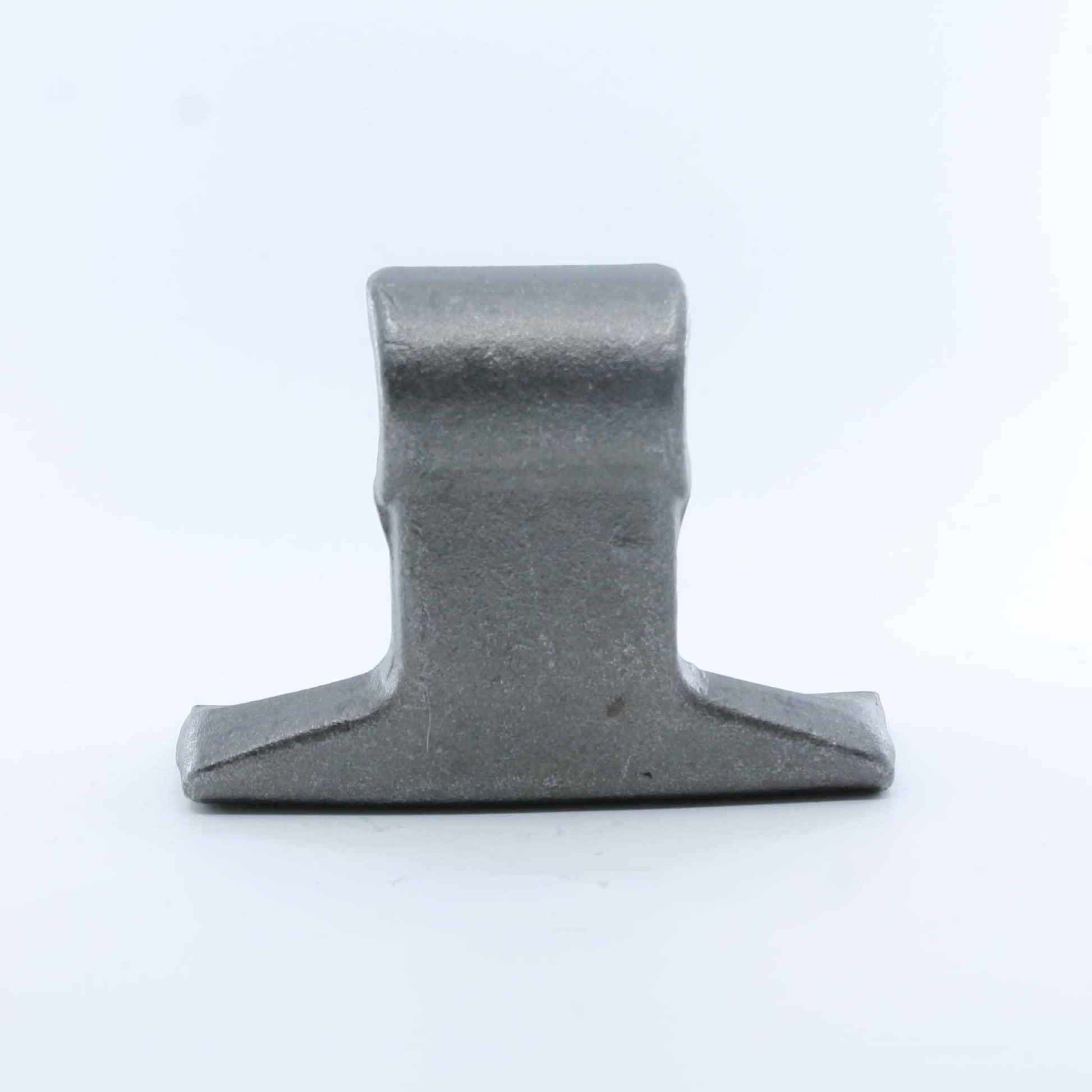 Martillo M74 con medidas 60x151 mm y agujero de 28,5 mm compatible con desbrozadoras Cancela. Recambio forestal de alta resistencia.