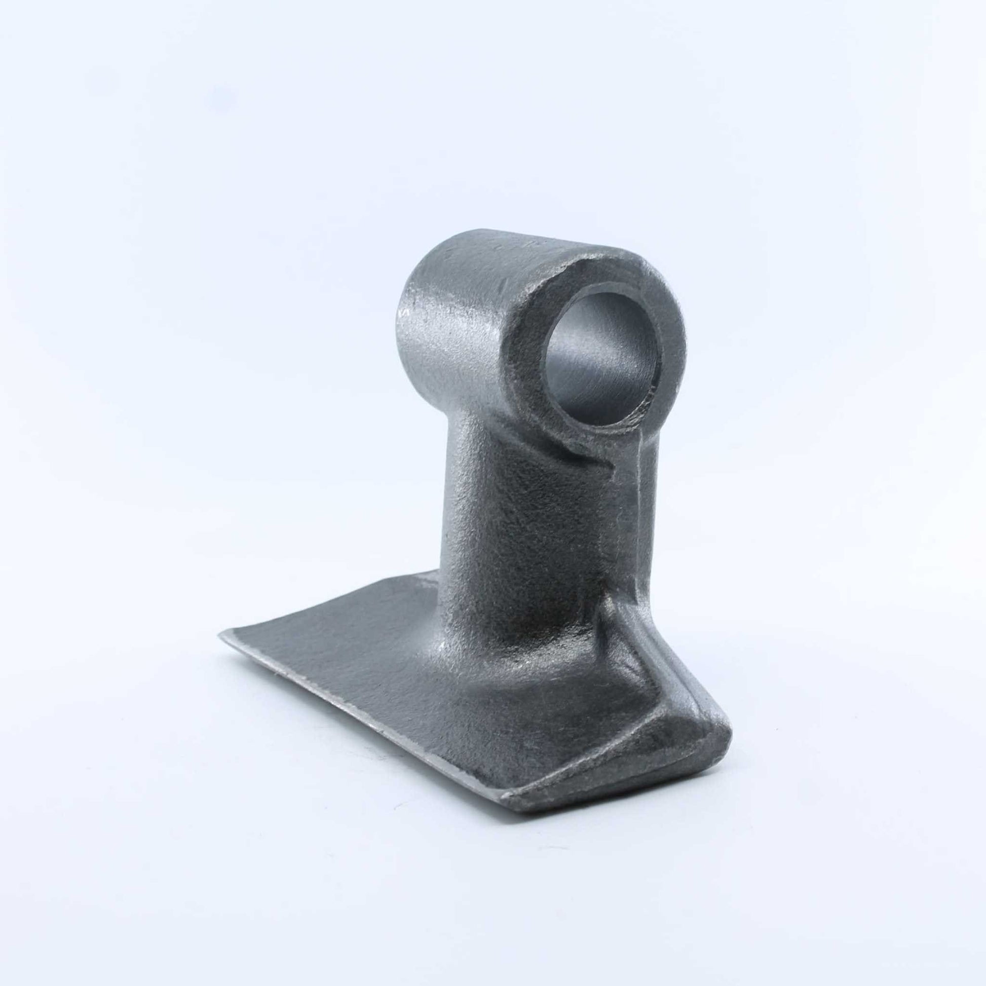 Martillo M74 con medidas 60x151 mm y agujero de 28,5 mm compatible con desbrozadoras Cancela. Recambio forestal de alta resistencia.