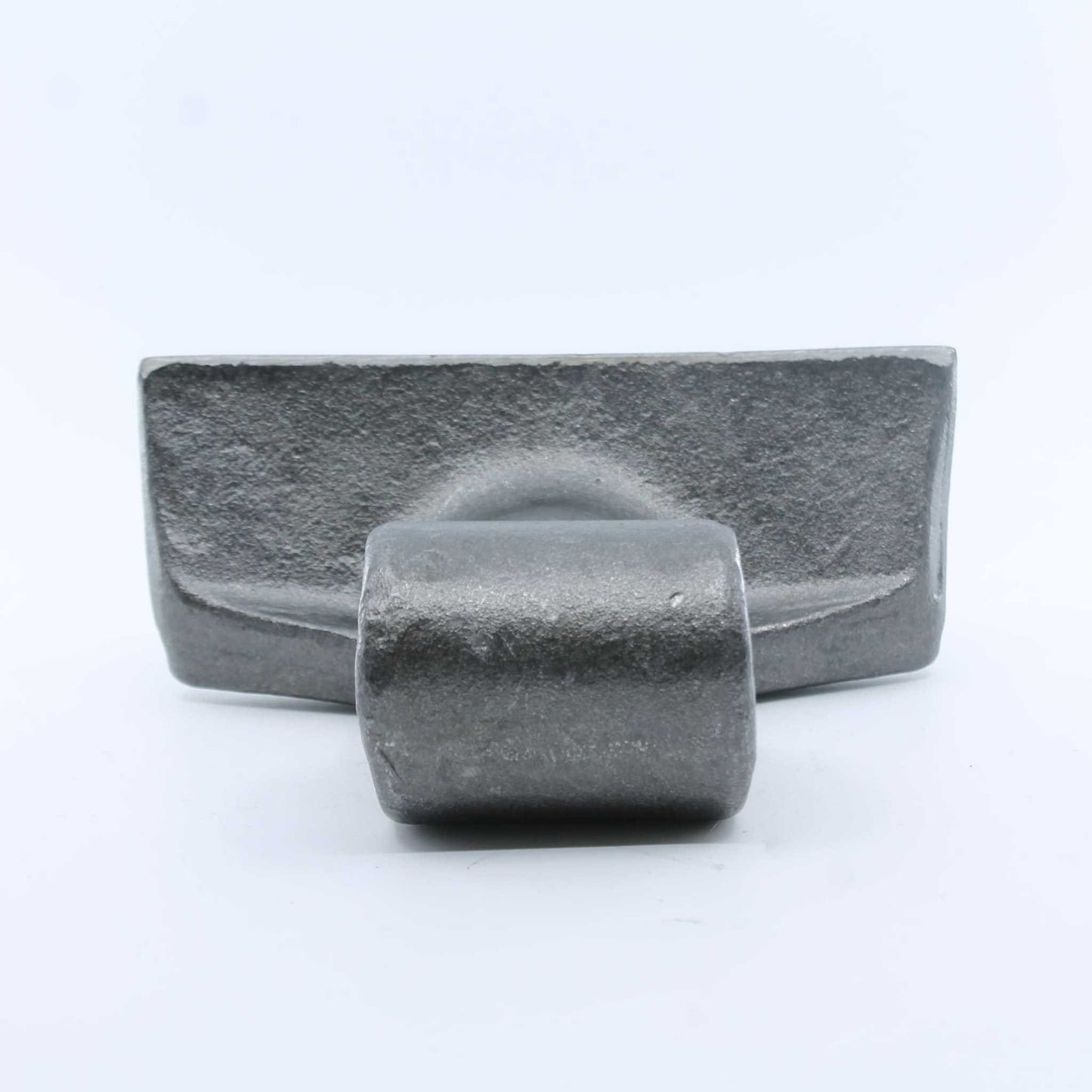 Martillo M74 con medidas 60x151 mm y agujero de 28,5 mm compatible con desbrozadoras Cancela. Recambio forestal de alta resistencia.