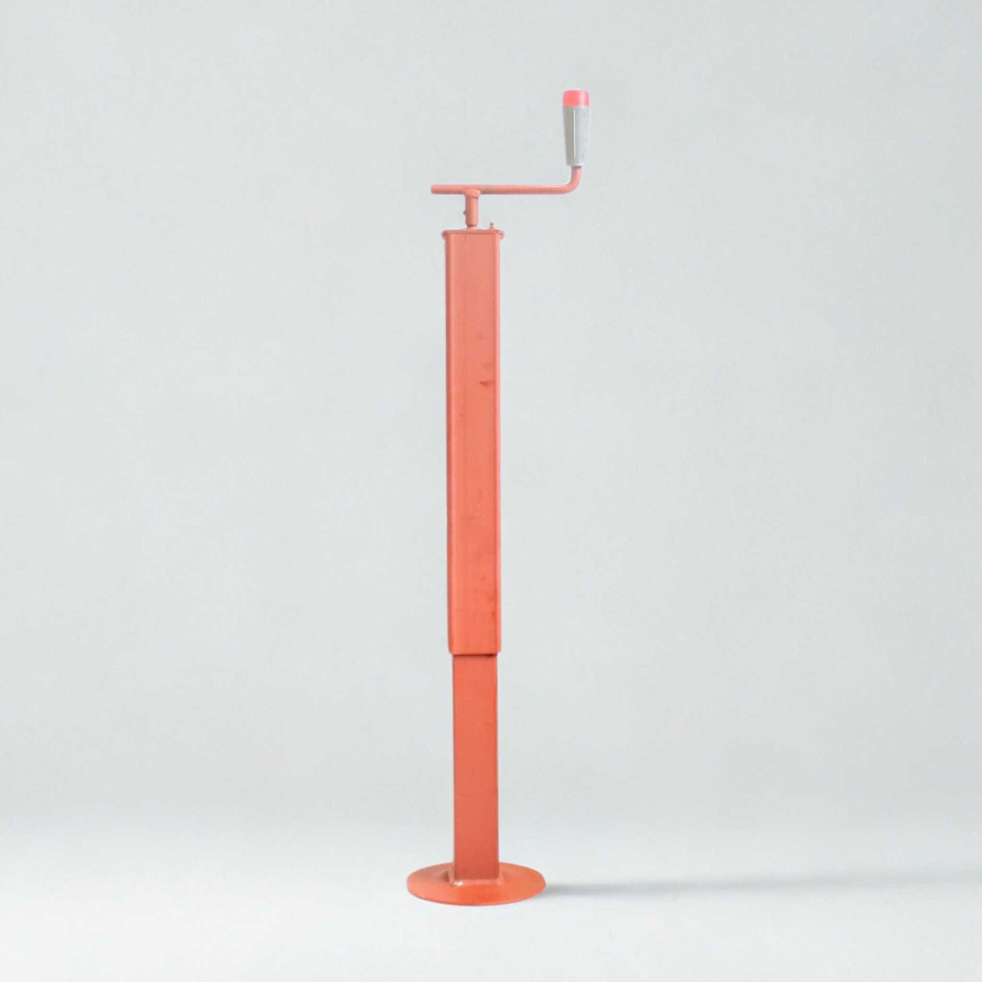 Pata de apoyo SIMOL con manivela superior para remolque agrícola, con un diámetro de 60 mm y una capacidad de carga máxima de 600 kg.