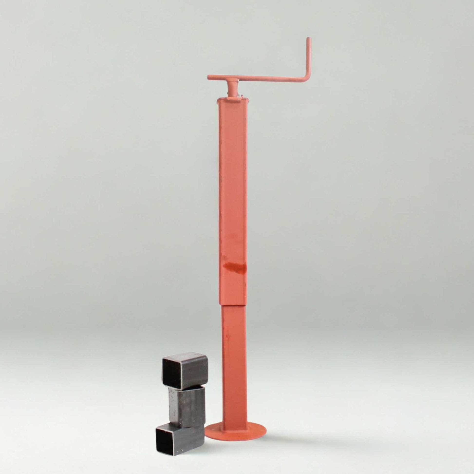 Pata de apoyo SIMOL con manivela superior para remolque agrícola, con un diámetro de 70 mm y una capacidad de carga máxima de 1.000 kg.