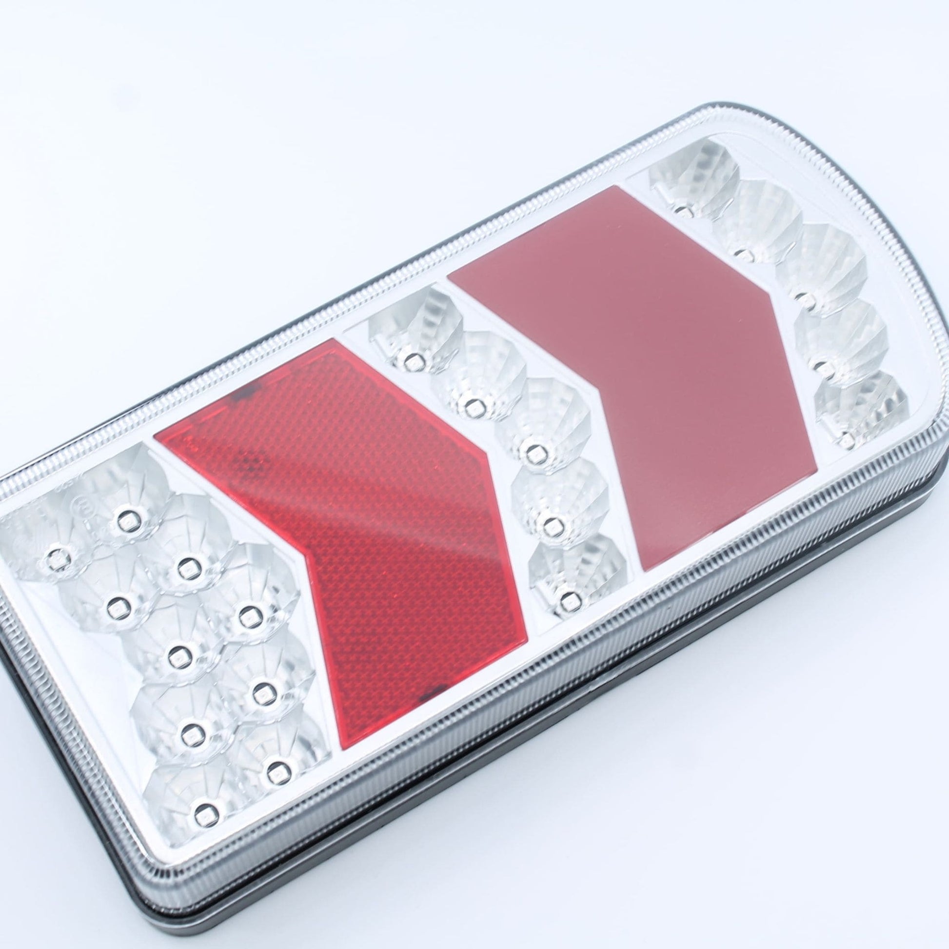 Piloto trasero derecho LED rectangular para remolque o tractor. 6 funciones, 12-24 V, IP64 y homologación E4.