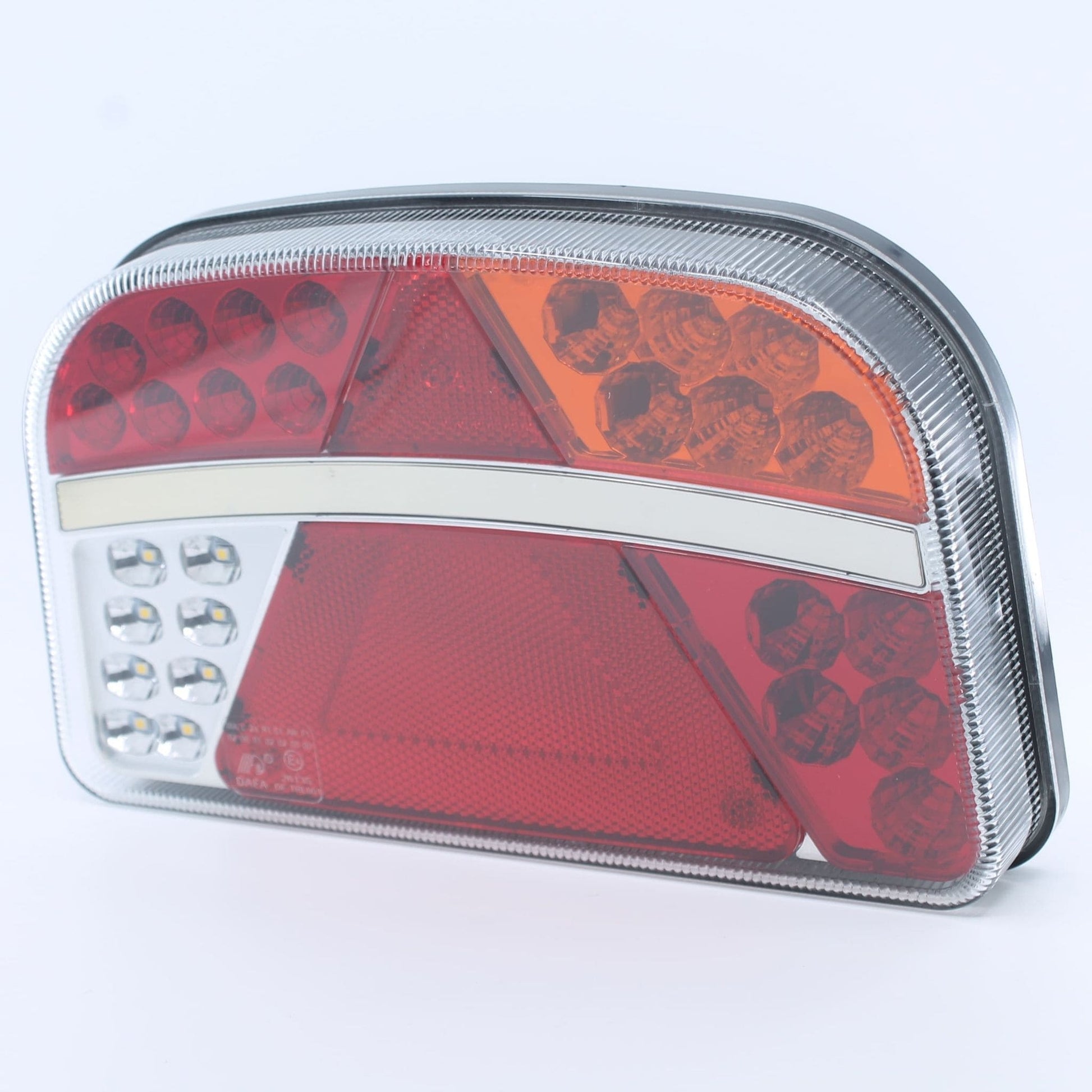 Piloto trasero derecho LED con triángulo para remolque. 6 funciones, 12-24 V, IP64 y homologación E4.