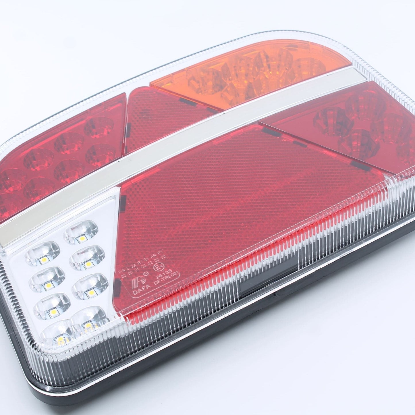 Piloto trasero derecho LED con triángulo para remolque. 6 funciones, 12-24 V, IP64 y homologación E4.
