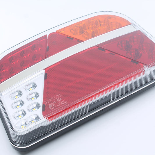 Piloto trasero derecho LED con triángulo para remolque. 6 funciones, 12-24 V, IP64 y homologación E4.
