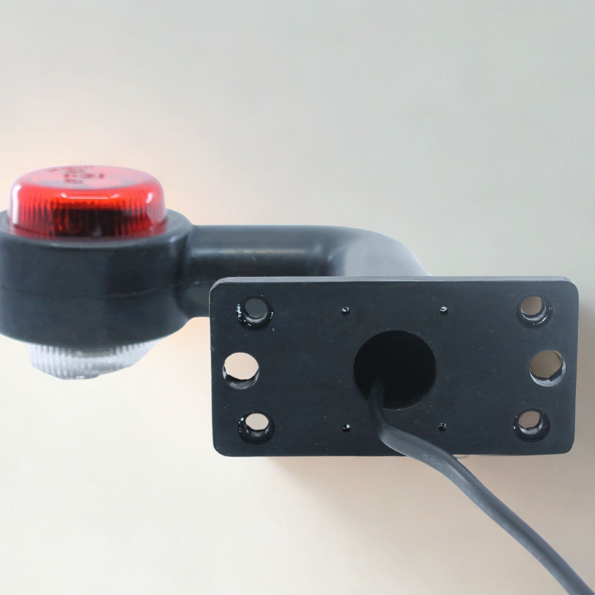 Piloto de gálibo LED derecho con brazo angular, voltaje de 12-24 V, certificación IP67 y homologación E4.