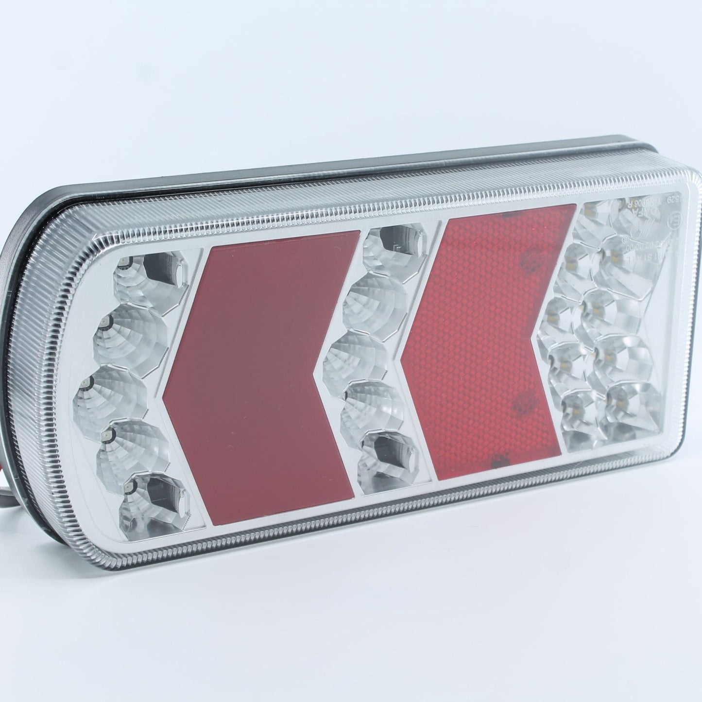 Piloto trasero izquierdo LED rectangular para remolque o tractor. 6 funciones, 12-24 V, IP64 y homologación E4.