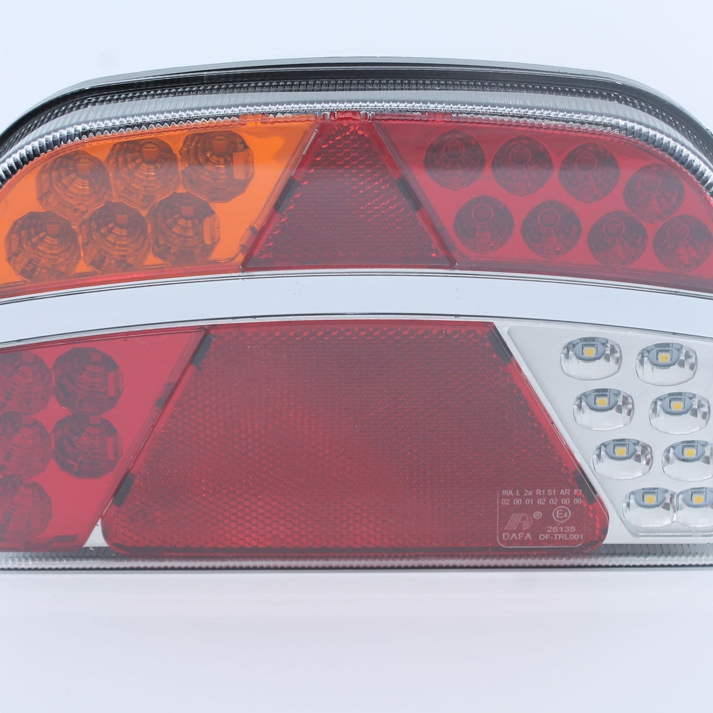 Piloto trasero izquierdo LED con triángulo para remolque. 6 funciones, 12-24 V, IP64 y homologación E4.