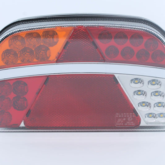 Piloto trasero izquierdo LED con triángulo para remolque. 6 funciones, 12-24 V, IP64 y homologación E4.