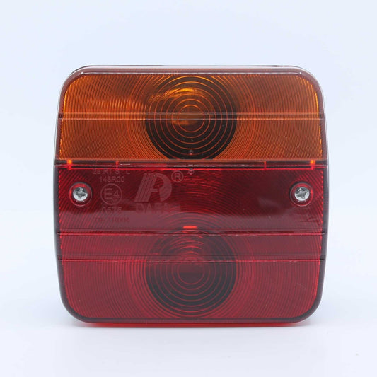 Piloto trasero de bombilla con 4 funciones, voltaje de 12V y homologación E4. Incluye una bombilla.