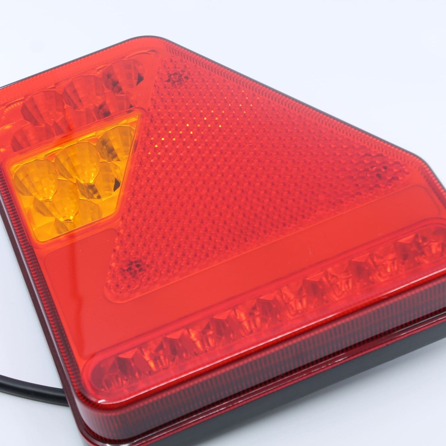 Piloto trasero derecho LED de 6 funciones, 12-24 V. Protección IP64 y homologación E4 para remolque.