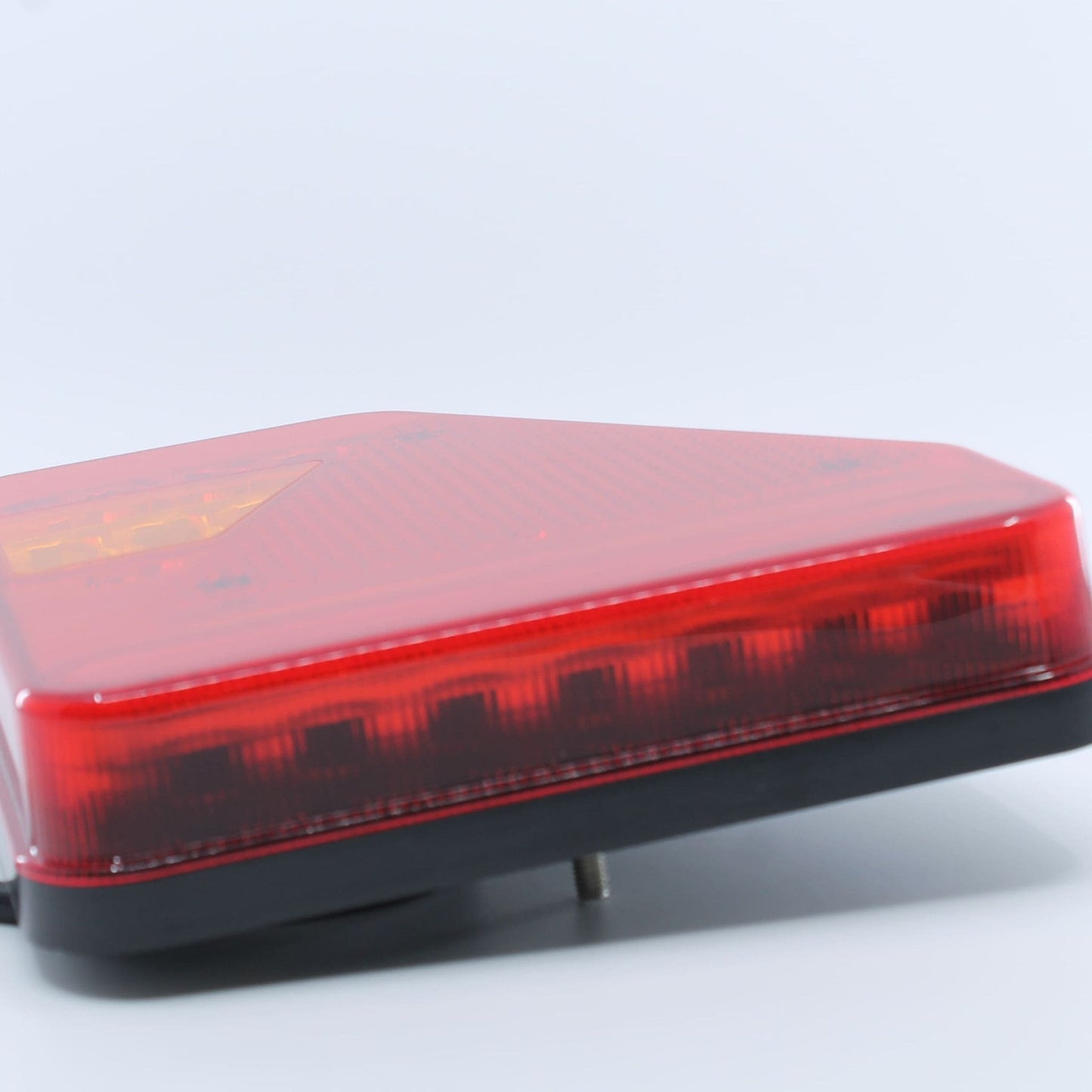 Piloto trasero derecho LED de 6 funciones, 12-24 V. Protección IP64 y homologación E4 para remolque.