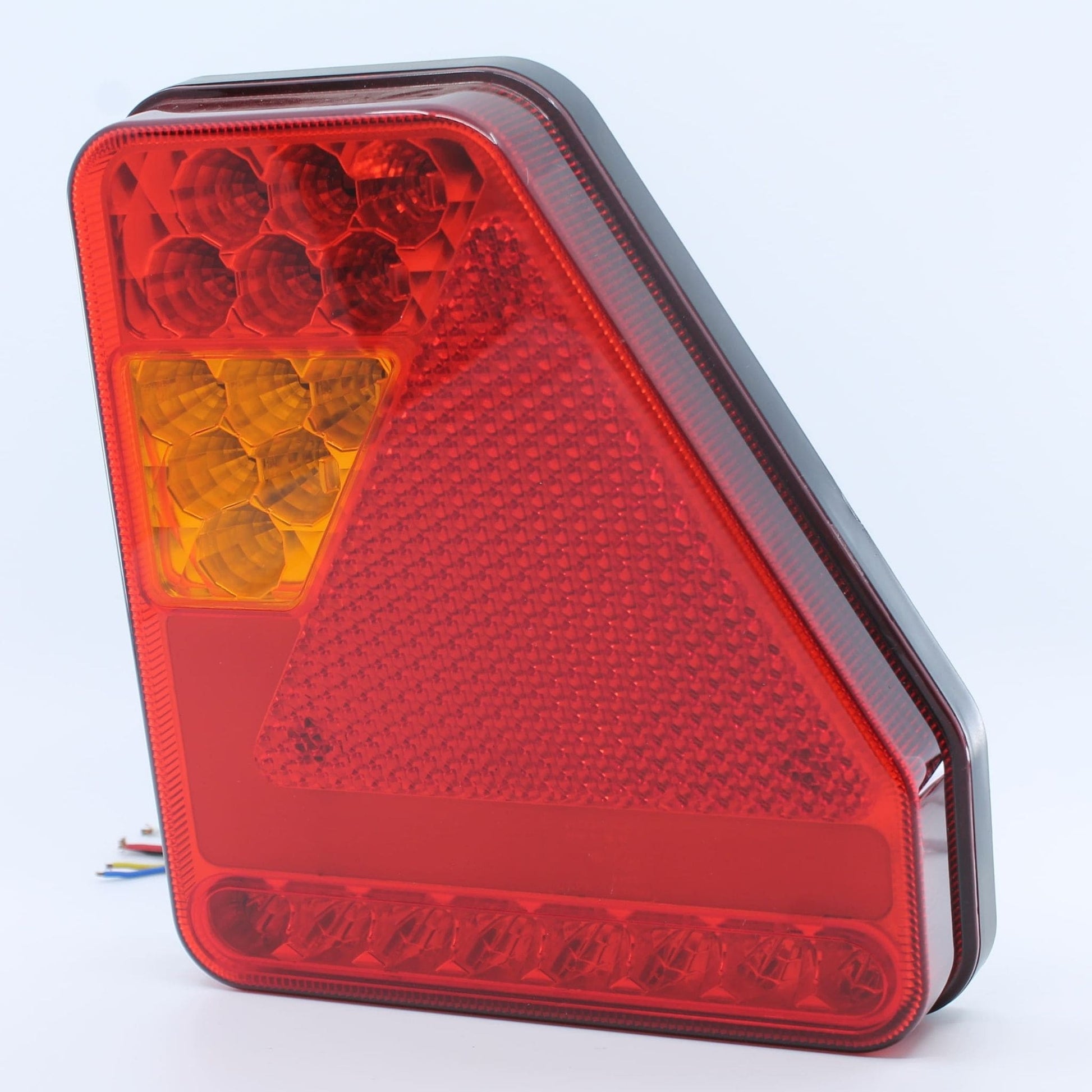 Piloto trasero derecho LED de 6 funciones, 12-24 V. Protección IP64 y homologación E4 para remolque.