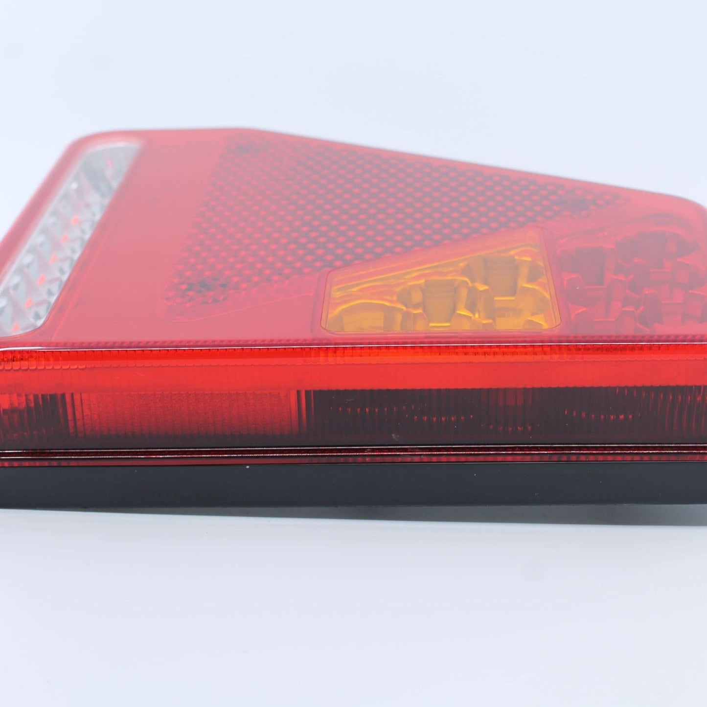 Piloto trasero izquierdo LED de 6 funciones para remolque, 12-24 V. Protección IP64 y homologación E4.