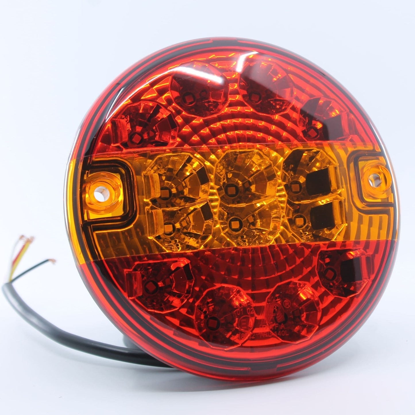 Piloto trasero LED redondo de 3 funciones con voltaje de 12 V, certificación IP67 y homologación E4.