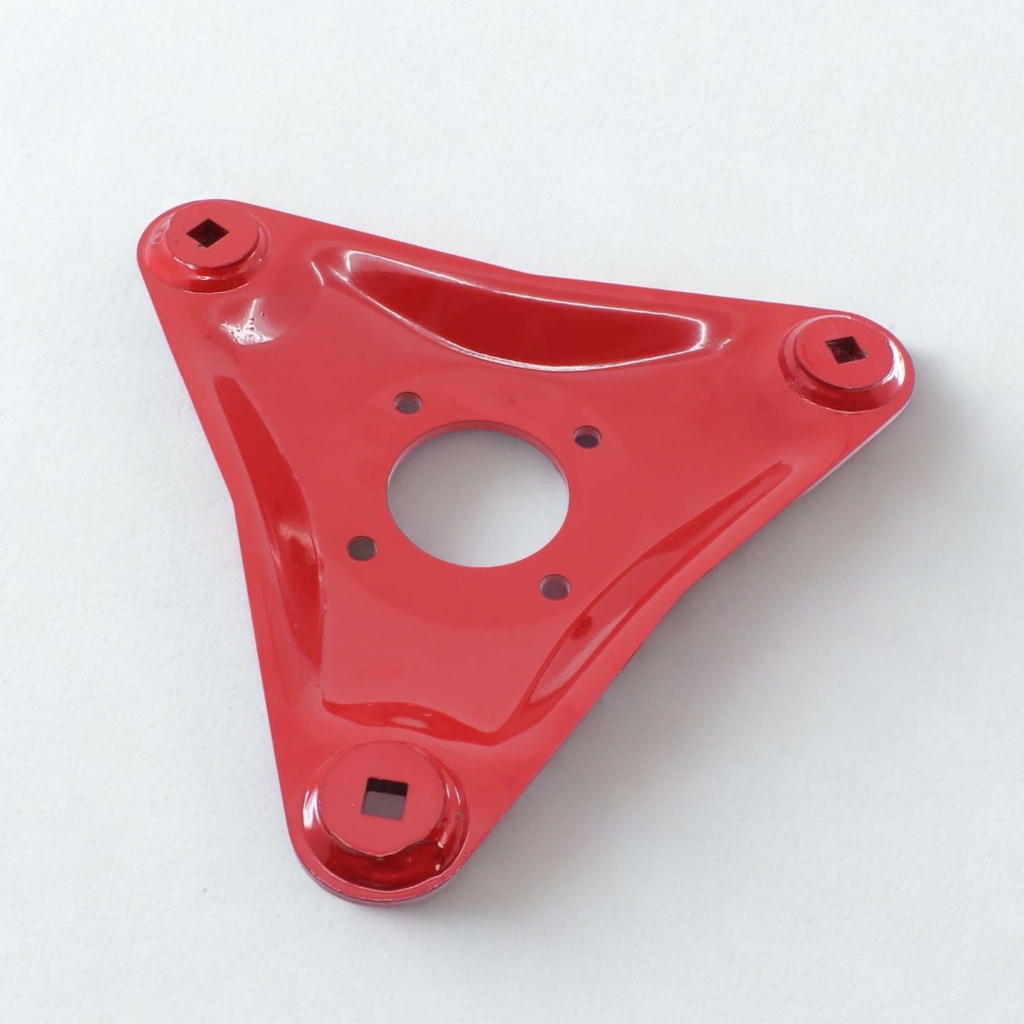 Plato portacuchillas triangular adaptable para segadoras Vicon CM 216 y CM 217. Repuesto compatible con referencia original 99417936.