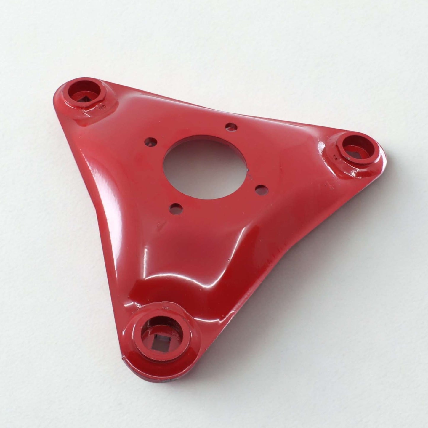 Plato portacuchillas triangular adaptable para segadoras Vicon CM 216 y CM 217. Repuesto compatible con referencia original 99417936.
