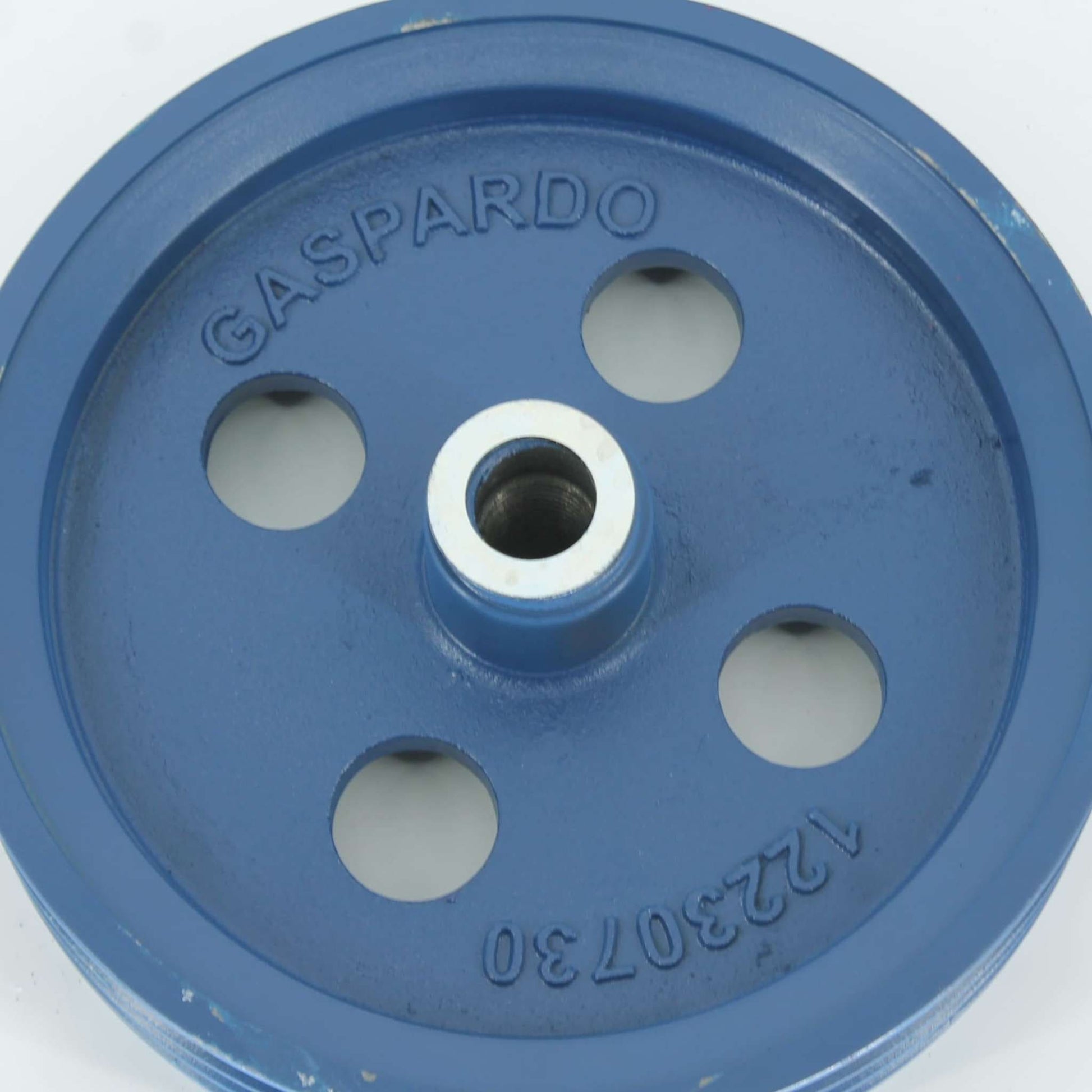 Polea triple original Gaspardo ref. 21120117 en posición 1. Polea de transmisión azul de tres canales con relieve de la marca válida para todos los modelos.