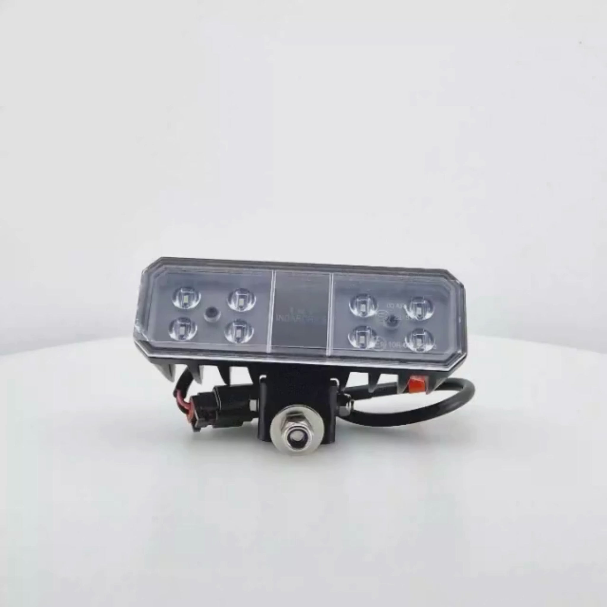 Faro de trabajo LED rectangular (2.600 lúmenes, 24 W) para 12-24 V, con 8 LEDs, que funciona a 10-30 VDC, con homologación E9, ideal para tractores y maquinaria agrícola.