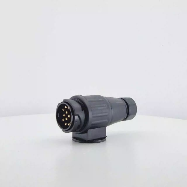 Conector eléctrico macho (enchufe) de 13 pines, fabricado en plástico, ideal para la conexión de remolques, caravanas y maquinaria agrícola.