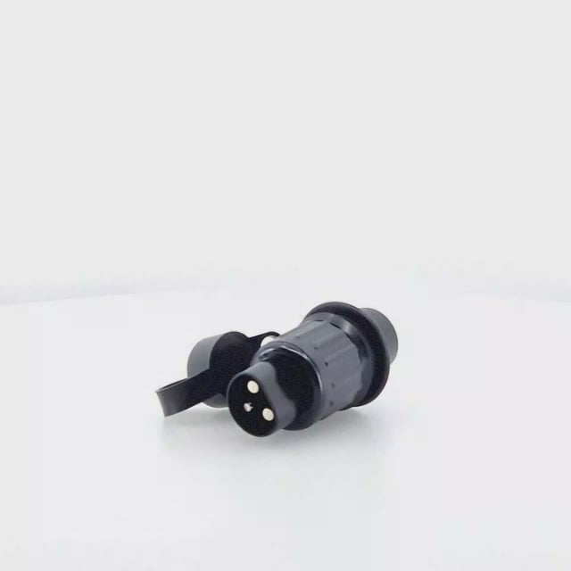 Conector eléctrico macho de 3 pines, fabricado en plástico, para la conexión de remolques y maquinaria agrícola.