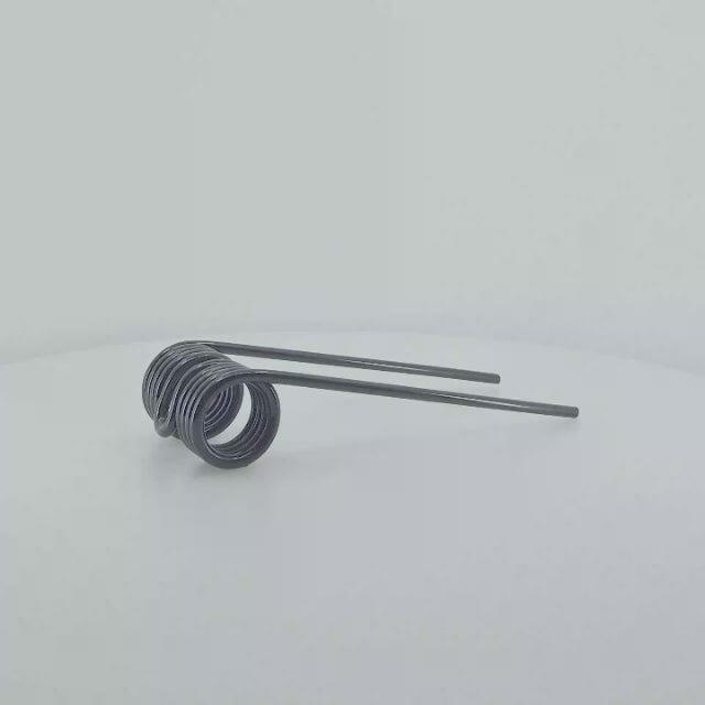 Púa de pick-up elástica adaptable para rotoempacadora Lely y Welger. Fabricada por La Spirale en Italia, recambio compatible de alta resistencia, referencia original 09405270000.