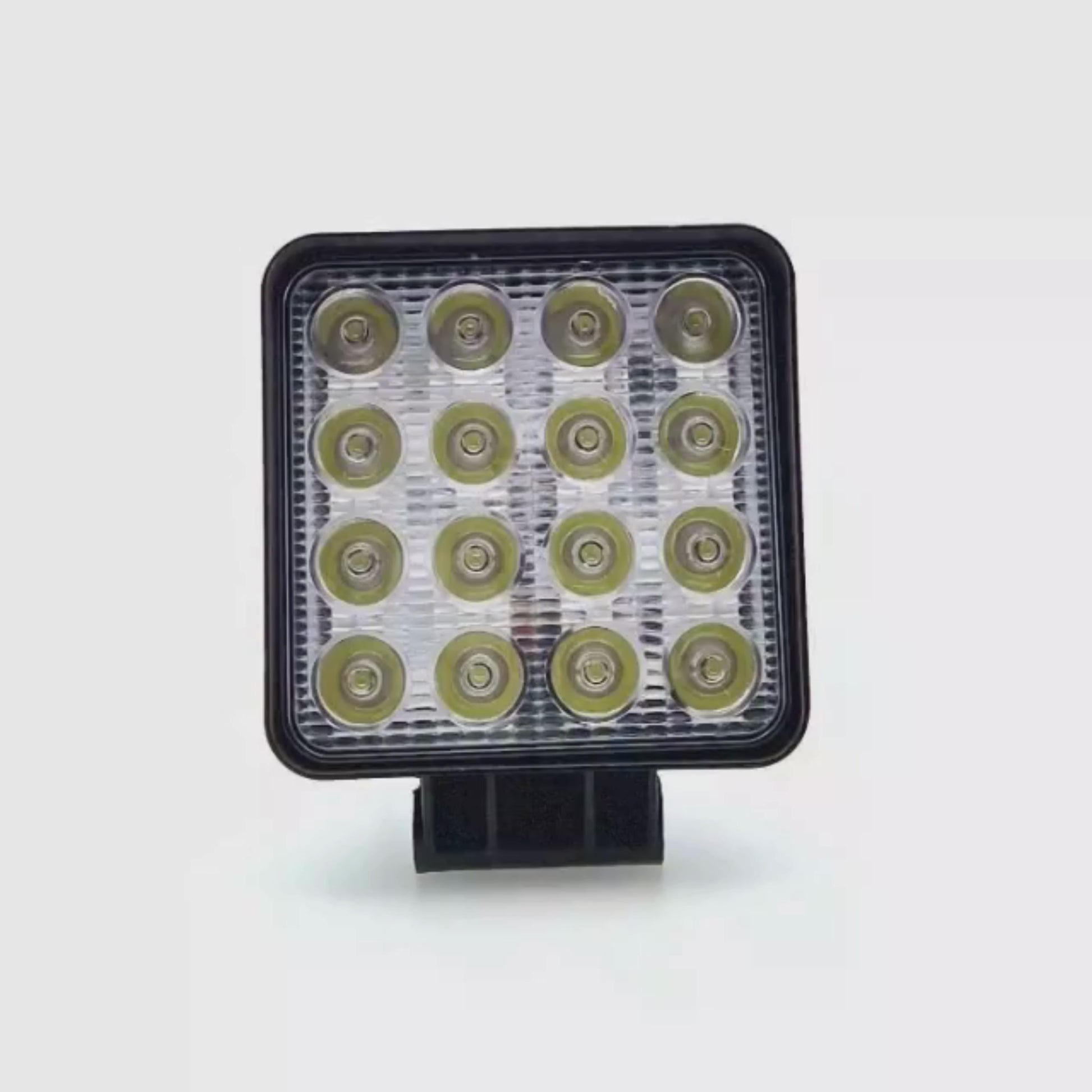 Faro de trabajo LED cuadrado (3.500 lúmenes, 48 W) para 12-24 V, con 16 LEDs, que funciona a 10-30 VDC, con homologación IP67, ideal para tractores y maquinaria agrícola.