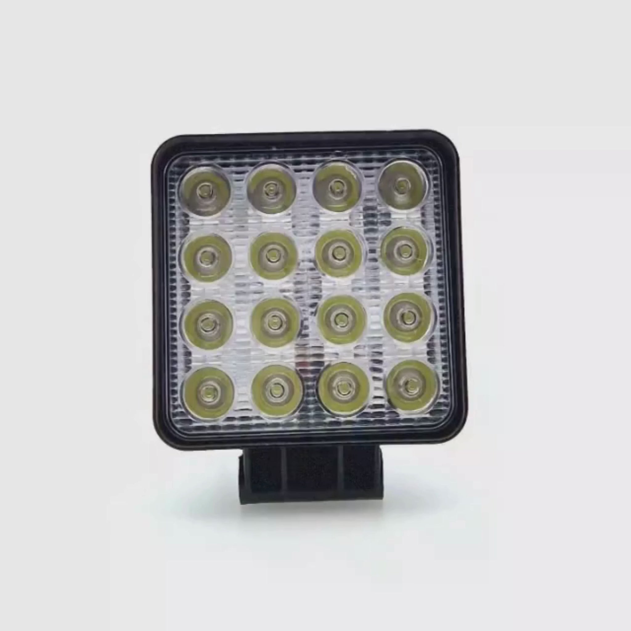 Faro de trabajo LED cuadrado (3.500 lúmenes, 48 W) para 12-24 V, con 16 LEDs, que funciona a 10-30 VDC, con homologación IP67, ideal para tractores y maquinaria agrícola.
