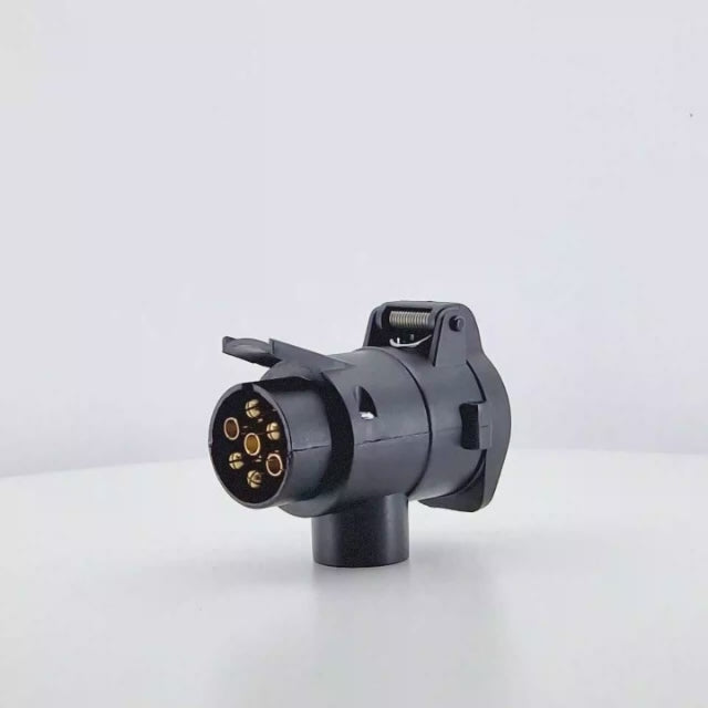 Adaptador conversor de conexión eléctrica para remolque, de 13 pines macho a 7 pines hembra, fabricado en plástico resistente. Compatible con turismos, vehículos agrícolas, tractores, camiones y furgonetas.