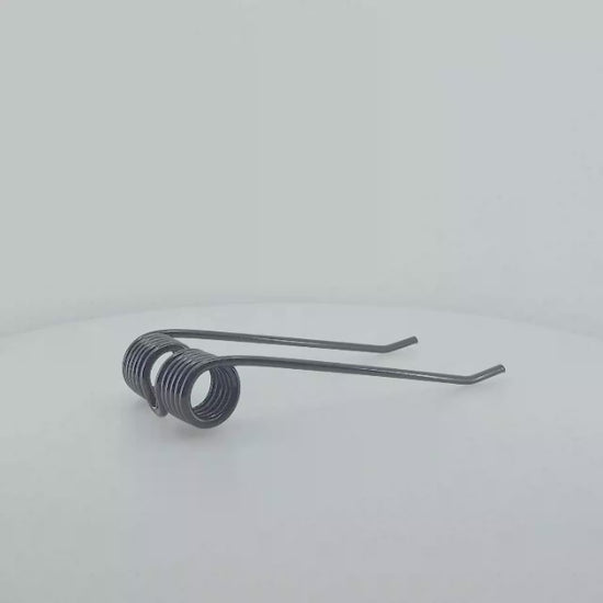 Púa de pick-up elástica adaptable para empacadora convencional Lerda. Fabricada por La Spirale en Italia, recambio de alta resistencia.