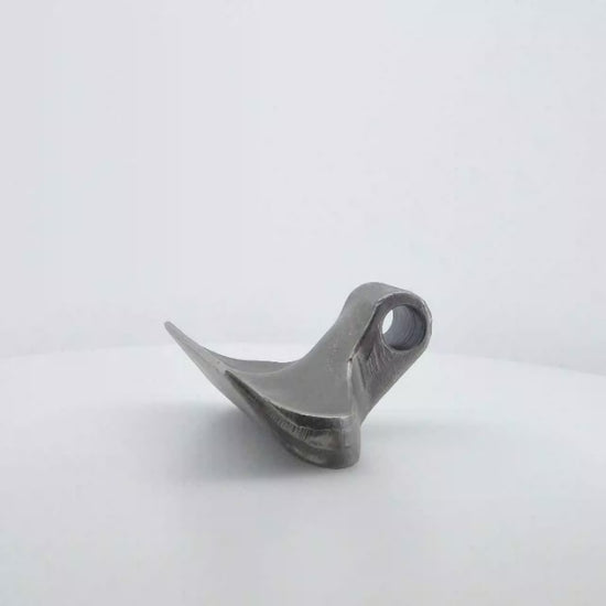 Martillo M50 para desbrozadora con medidas 40x137 mm y agujero de 18,5mm. Modelo universal. Recambio reforzado de alta resistencia.