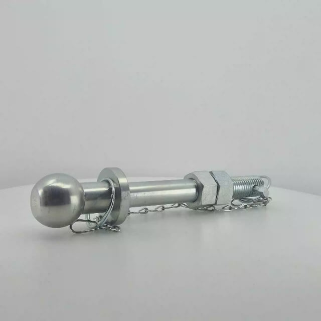 Bola de enganche larga con pasador y cadena de seguridad para remolque agrícola. Diámetro de bola 50 mm.