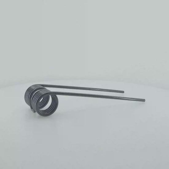 Púa de pick-up elástica adaptable para rotoempacadora Lely y Welger. Fabricada por La Spirale en Italia, recambio compatible de alta resistencia, referencia original 0940527200.