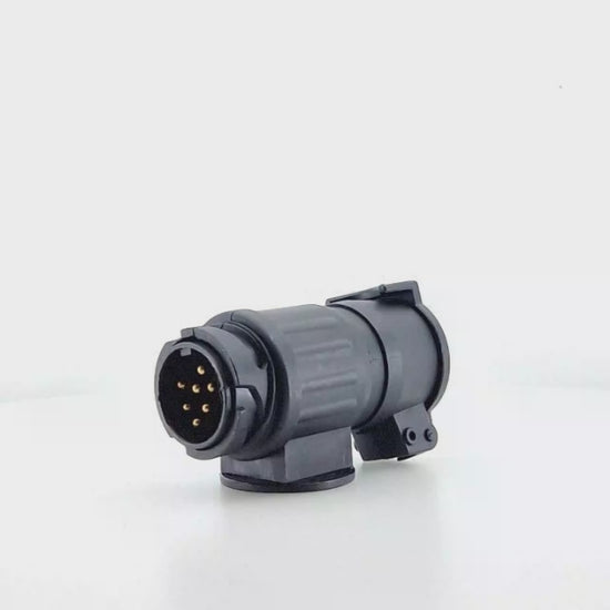 Adaptador conversor de conexión eléctrica para remolque, de 13 pines macho a 7 pines hembra, fabricado en plástico resistente. Compatible con turismos, vehículos agrícolas, tractores, camiones y furgonetas.