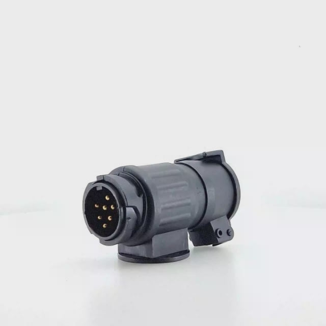 Adaptador conversor de conexión eléctrica para remolque, de 13 pines macho a 7 pines hembra, fabricado en plástico resistente. Compatible con turismos, vehículos agrícolas, tractores, camiones y furgonetas.