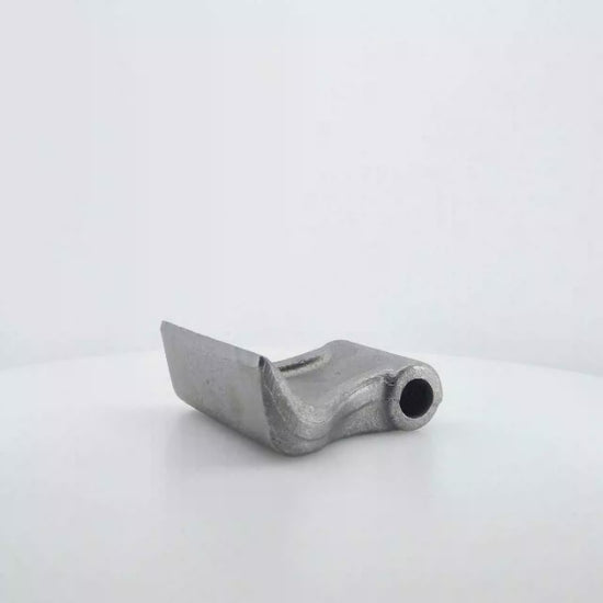Martillo AN205 con medidas 83x125 mm y agujero de 20,5 mm compatible con varios modelos de desbrozadoras Serrat. Recambio reforzado de alta resistencia.