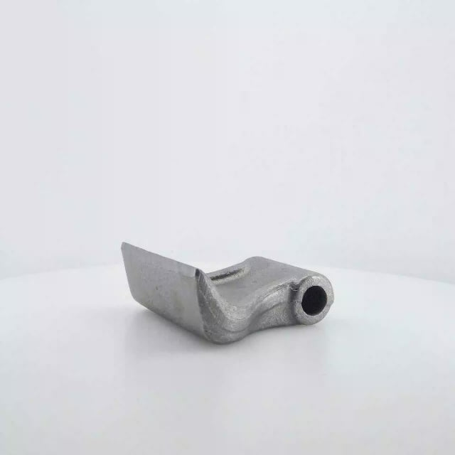 Martillo AN205 con medidas 83x125 mm y agujero de 20,5 mm compatible con varios modelos de desbrozadoras Serrat. Recambio reforzado de alta resistencia.