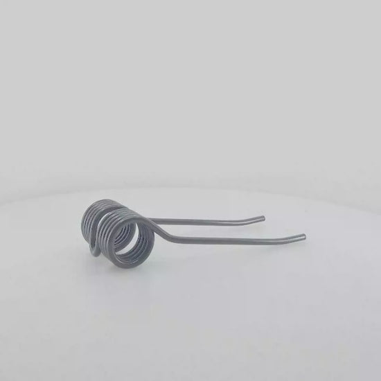 Púa de pick-up elástica adaptable para rotoempacadora Claas Variant. Fabricada por La Spirale en Italia, recambio compatible de alta resistencia, referencia 9182380.