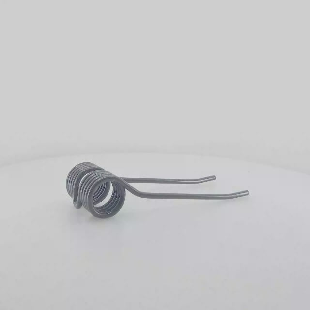 Púa de pick-up elástica adaptable para rotoempacadora Claas Variant. Fabricada por La Spirale en Italia, recambio compatible de alta resistencia, referencia 9182380.