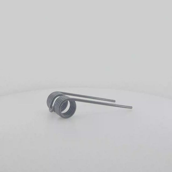 Púa de pick-up elástica adaptable para rotoempacadora Vicon. Fabricada por La Spirale en Italia, recambio compatible de alta resistencia, referencia 1661-8868.