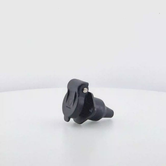 Conector eléctrico hembra (base) de 3 pines, fabricado en plástico, para la conexión de remolques y maquinaria agrícola.