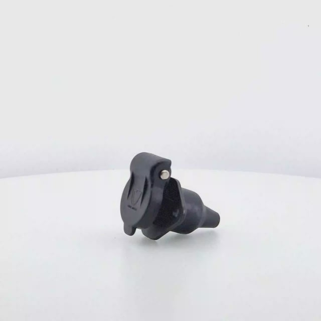 Conector eléctrico hembra (base) de 3 pines, fabricado en plástico, para la conexión de remolques y maquinaria agrícola.