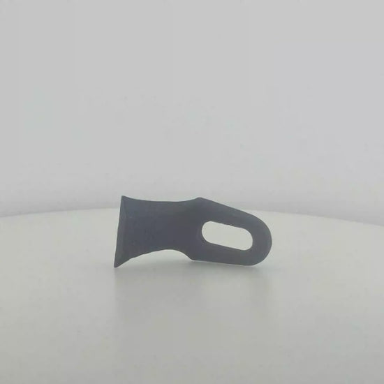 Cuchilla desbrozadora reforzada de 100 x 45 x 8 mm. Detalle técnico de cuchilla de acero forjado con agujero coliso de 15,5 x 38 mm.